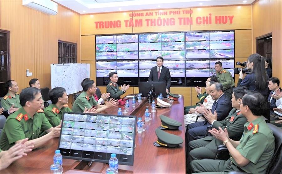 Chủ tịch nước Lương Cường thăm cán bộ, chiến sĩ Trung tâm Thông tin chỉ ...